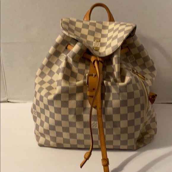 Louis Vuitton - Picture 1 of 8